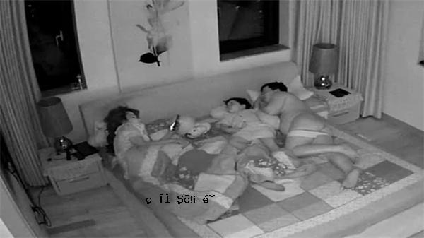 一对粉碎的夫妇的黑手嘉宾传递家庭形象_