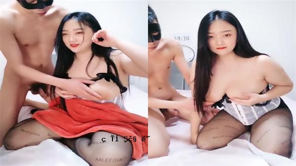 黑色依ugg和大乳房坐在椅子上
